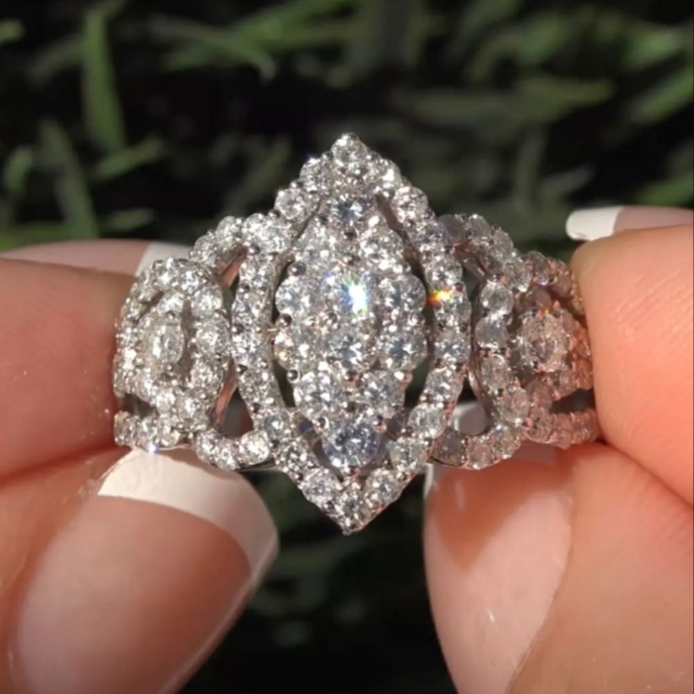 Elegant diamond wedding ring sz 6